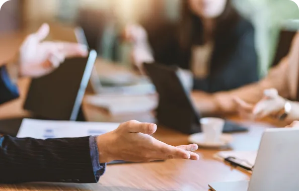 提案資料を確認している様子