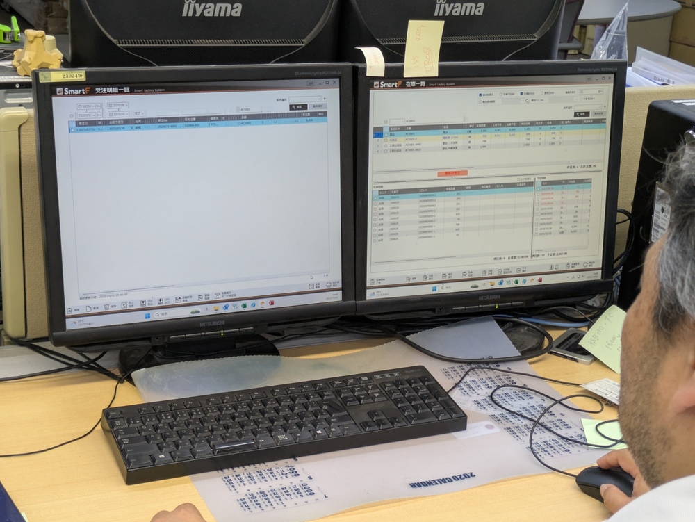 朝日精密ゴム株式会社 事務所PC風景