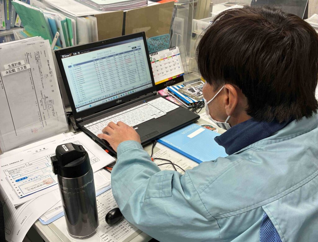 旭精機製作所様 SmartF活用場面（事務所PC）